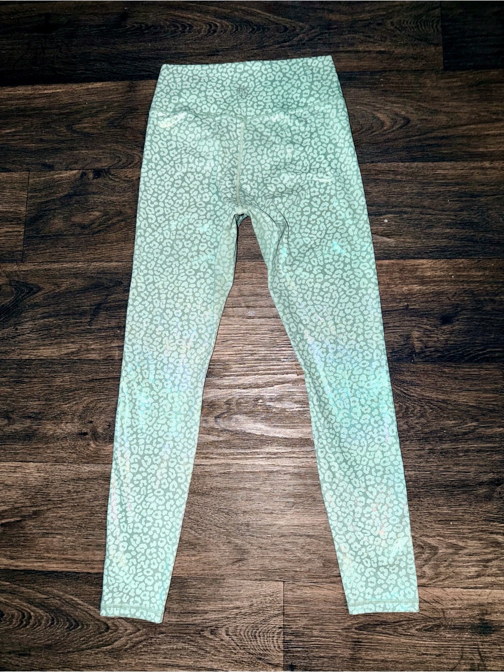 TYC Women’s size Medium Effortless Green leopard Iridescent 7/8” Legging Tights.